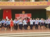 Cô Ngô Thị Thanh Nga đặt chiếc khăn quàng đỏ thắm lên vai các bạn